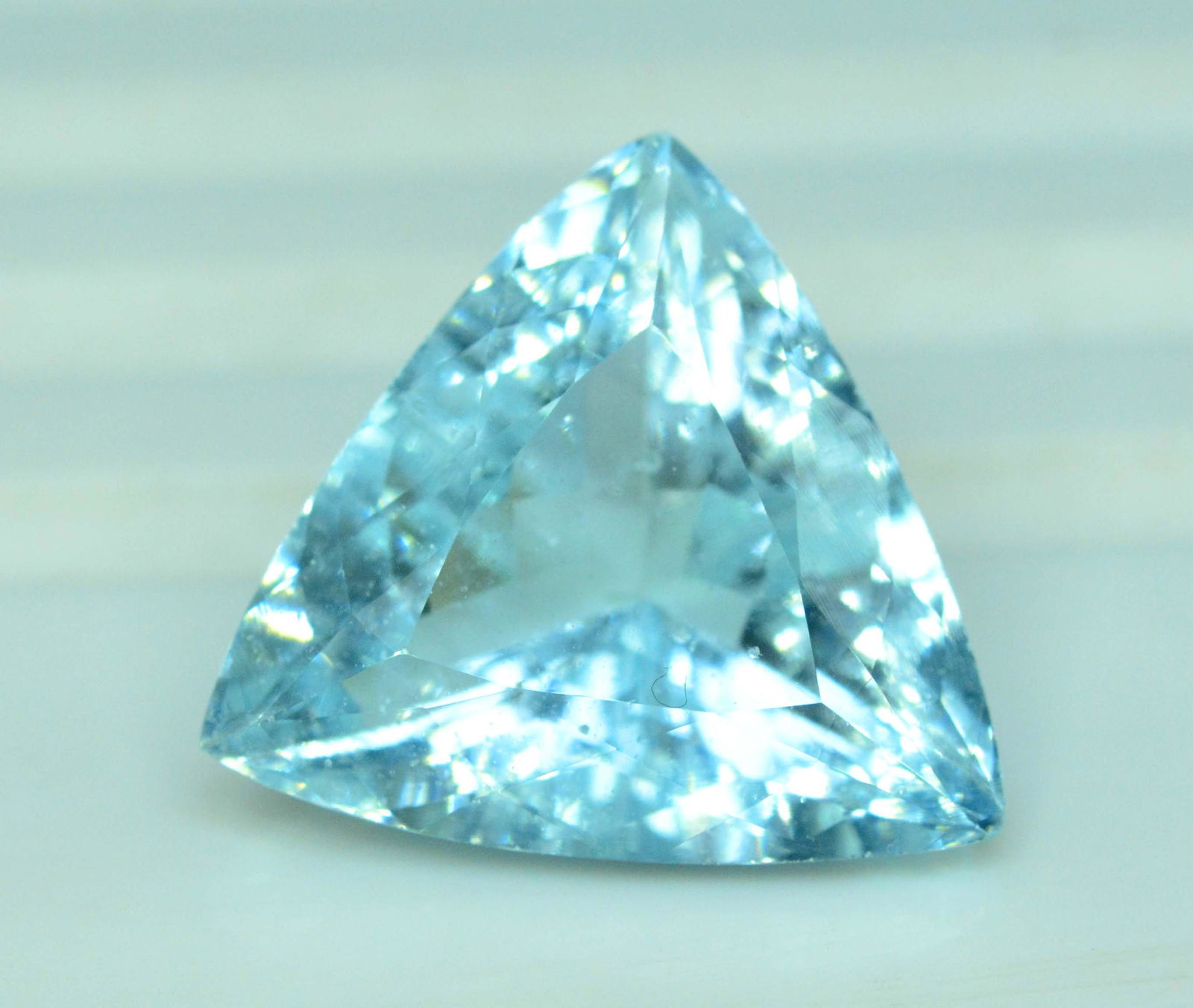 9.95 cts Untreated Trillion Shape Aquamarine Gemstone (1 of 5)