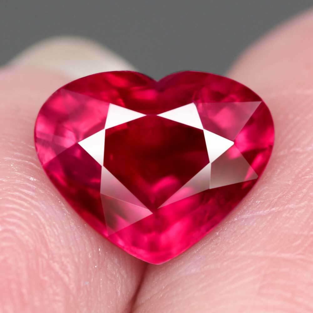 Natural heart pink red ruby of 3,63 cts (1 of 3)