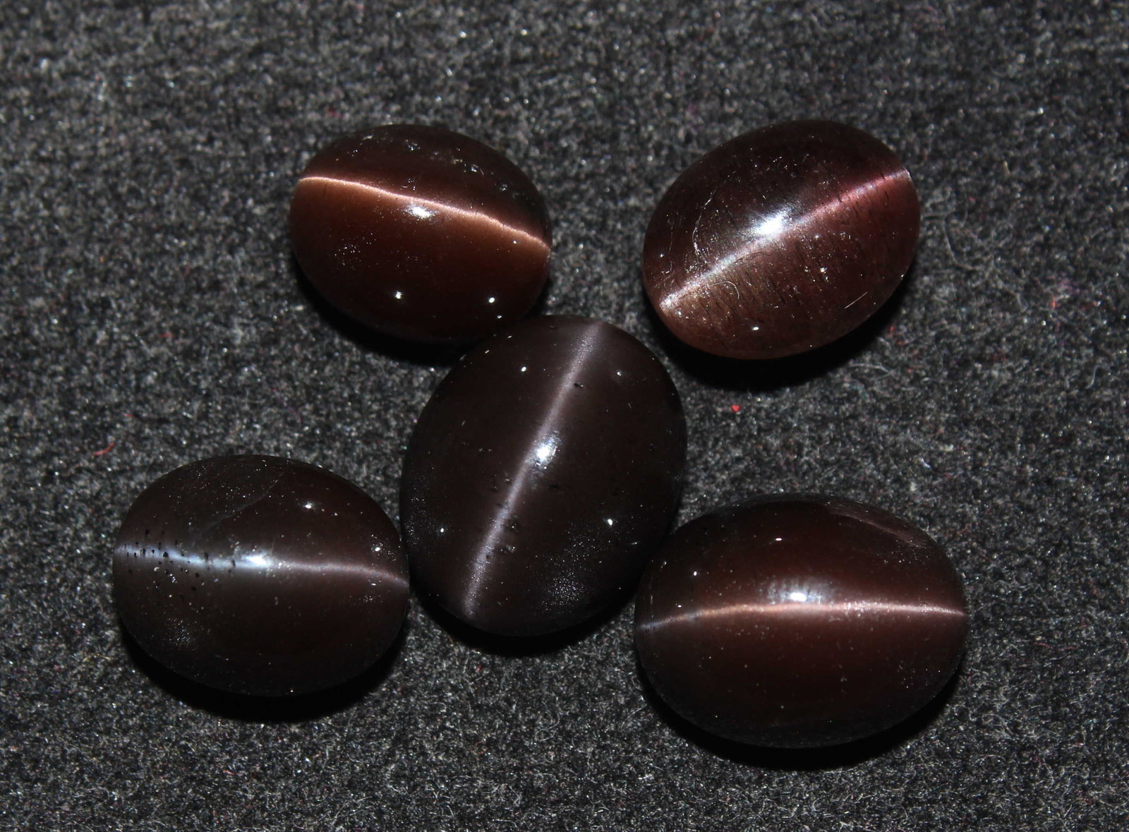 24.53 Ct Natural Spectrolite Cat's Eye: No Reserve! Title: 24.53 Ct Natural Spectrolite Cat's Eye Additional Information: Gemstone : Spectrolite Cat's EyeTreatment : No Treatment Origin : AfricaWeight : 24.53 Ct Shape : Oval Cabochon Dimens