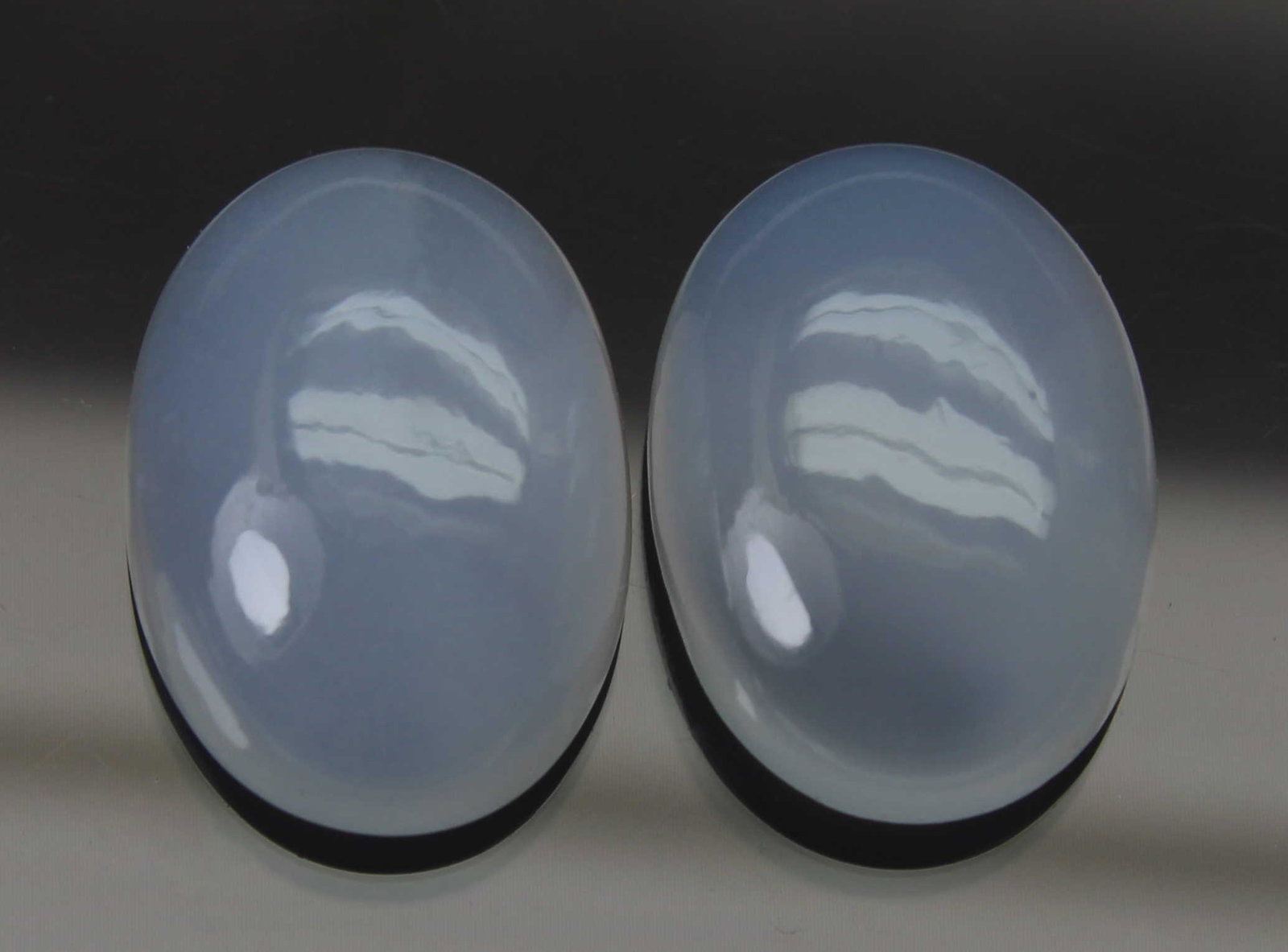 5.17 Ct Natural Chalcedony Lot: No Reserve! Title: 5.17 Ct Natural Chalcedony Lot Additional Information: Gemstone : Natural Chalcedony Country of Origin : Africa Measurements : 14x10 mm Calibrated Shape : Oval Cabochon Number of st