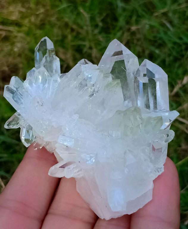 104 Gram Perfact Shape Natural Quartz Specimen: Title: 104 Gram Perfact Shape Natural Quartz Specimen Treatment: Natural Gemstone: Quartz Weight: 104 Gram Size/Dimensions: 70x44x44 mm Origin: Pakistan Reserve: $15.00 Shipping: Domestic: Flat-rate o
