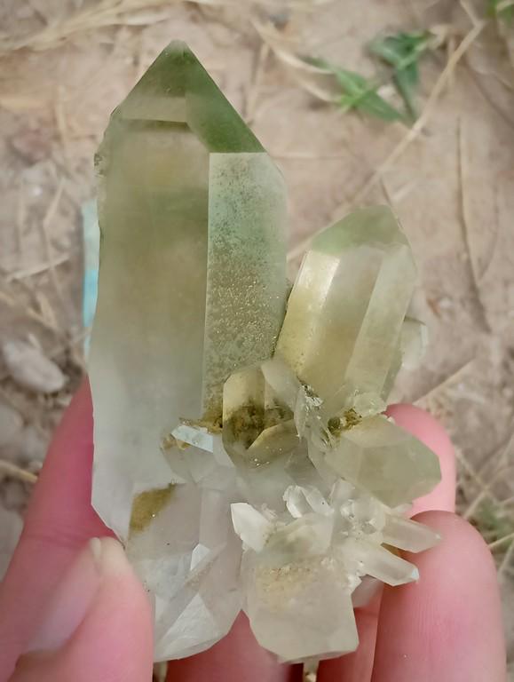 90 Gram Perfact Shape Natural Chlorine Quartz Specimen: Title: 90 Gram Perfact Shape Natural Chlorine Quartz Specimen Treatment: Natural Gemstone: Chlorine Quartz Weight: 90 Gram Size/Dimensions: 70x62x42 mm Origin: Pakistan Reserve: $20.00 Shipping: Domes