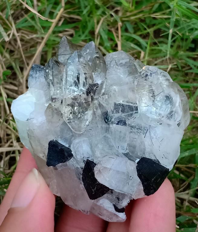 105 Gram Amazing Natural Perfact Quartz With Tourmaline: Title: 105 Gram Amazing Natural Perfact Quartz With Tourmaline Specimen Treatment: Natural Gemstone: Quartz With Tourmaline Weight: 105 Gram Size/Dimensions: 61x56x42 mm Origin: Pakistan Reserve: $20.