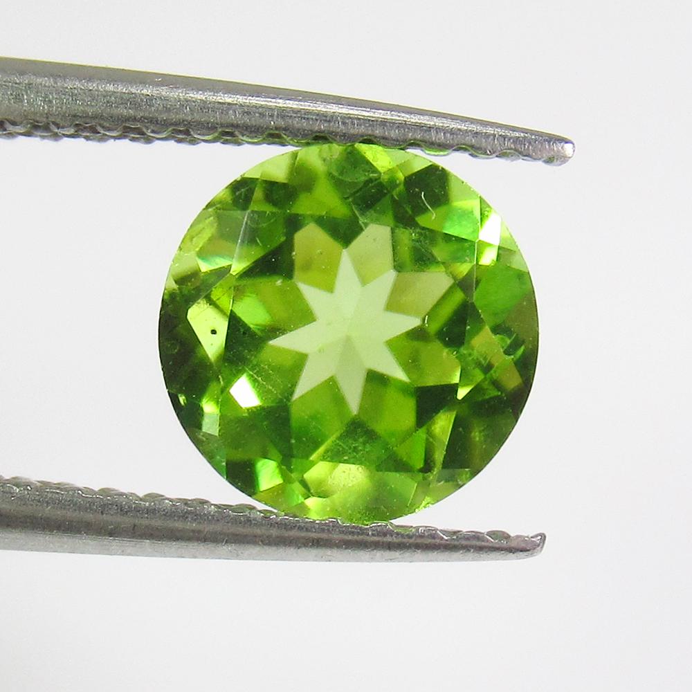 1.36 Ctw Natural Pakistan Peridot 7 mm Round Cut: No Reserve! Title: 1.36 Ctw Natural Pakistan Peridot 7 mm Round Cut Stone Clarity: VVS Gemstones: Peridot Carat Weights: 1.36 Size/Dimensions: 6.90 x 6.90 x 4.10 mm Additional Information: Top Class L