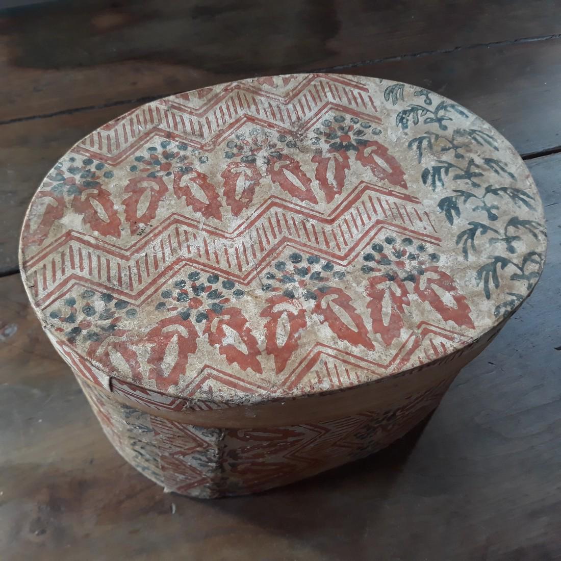 Sweet 19th century oval wallpaper box (1 of 3)