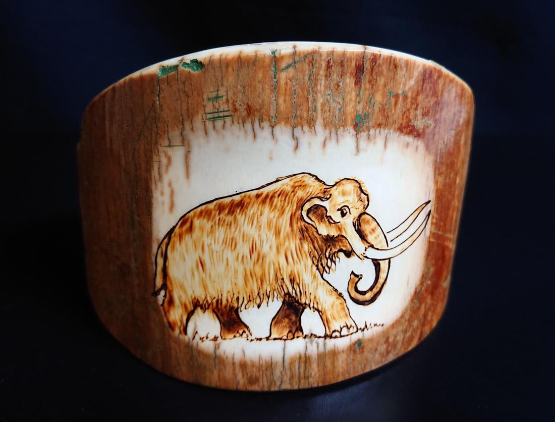 4000+ y/o MAMMOTH Tusk - Alaskan INUIT Artwork: Title: 4000+ y/o MAMMOTH Tusk - Alaskan INUIT Artwork Date/Period: 4000 y/o plus the material, mid 20th century the artwork Origin: Alaska Dimension: 4.8 x 3.8 inches - 375 grams Material: Mammoth tus