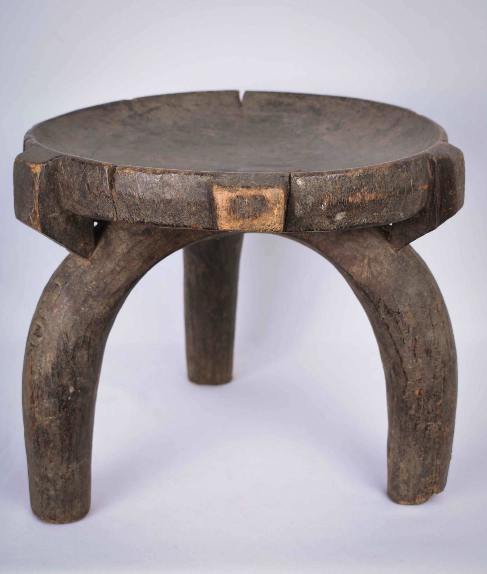 Stool – Wood – Hehe / Gogo – Tanzania: Wooden stool form the Hehe / Gogo people of Tanzania. Used as a milk stool. Good condition with clear traces of wear and tear and a nice patina of age. Provenance: former private collection from Belgi