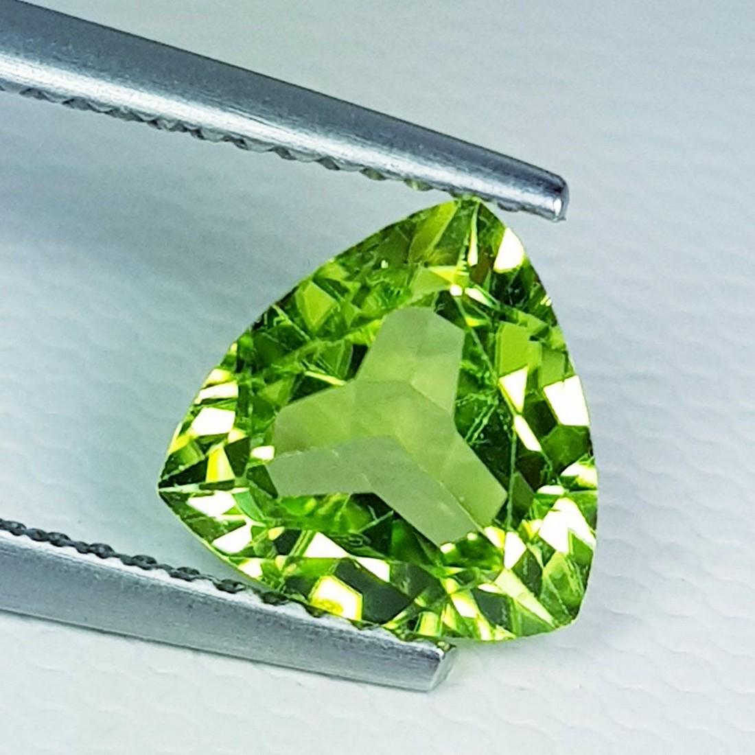 1.83 ct Natural Peridot Triangle Cut: No Reserve! Title: 1.83 ct Natural Peridot Triangle Cut Color/Clarity: VVS Loosegemstone Carat Weights: 1.83 Size/Dimensions: 8.20 x 8.20 x 4.10 Triangle - Pakistan Shipping: International: Flat-rate 