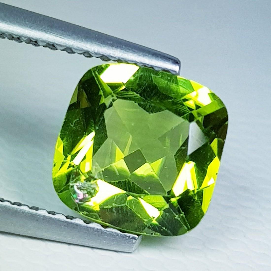 2.03 ct Natural Peridot Cushion Cut: No Reserve! Title: 2.03 ct Natural Peridot Cushion Cut Color/Clarity: VVS Loosegemstone Carat Weights: 2.03 Size/Dimensions: 7.80 x 7.80 x 4.40 Cushion - Pakistan Shipping: International: Flat-rate of