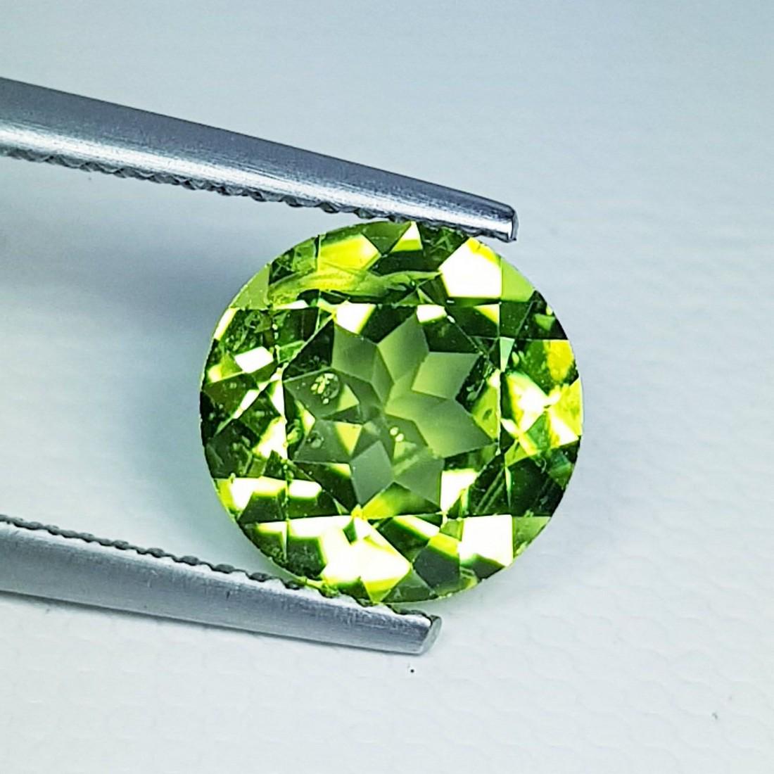 Natural Peridot Round Cut 2.75 ct: No Reserve! Title: Natural Peridot Round Cut 2.75 ct Color/Clarity: IF - VVS Loosegemstone Carat Weights: 2.75 Size/Dimensions: 9.00 x 9.00 x 5.50 Round - Pakistan Shipping: International: Flat-rate o