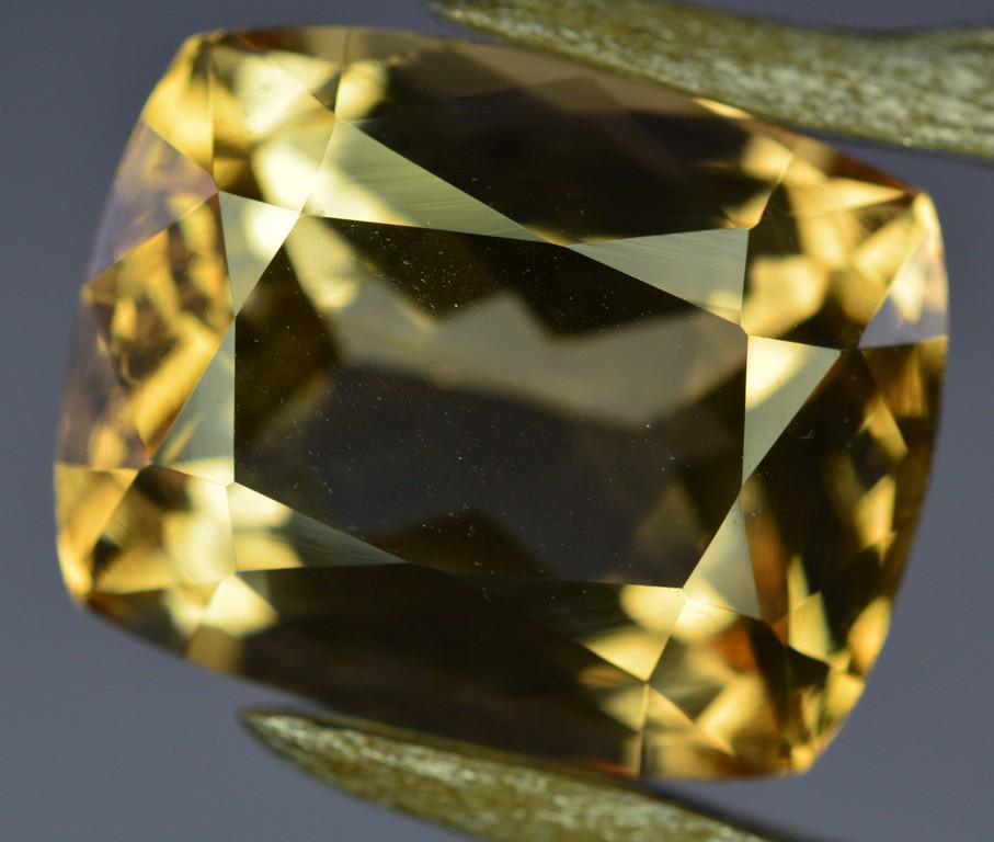 12.9 Carats Beautiful Topaz Gemstone: Title: 12.9 Carats Beautiful Topaz Gemstone Origin: Pakistan Gemstones: Topaz Carat Weights: 12.9 Carats Size/Dimensions: 14x11x8 MM Additional Information: Natural Reserve: $30.00 Shipping: Dome
