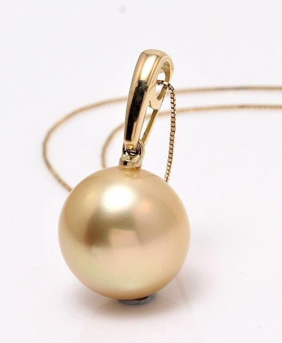 18 kt. Yellow Gold- 12x13mm Round Golden South Sea: Emerging from the tranquil waters off the coasts of Indonesia, this South Sea pearl has a natural golden honey colour with a rich luxurious luster. The warm natural golden pearl is big in size and loo