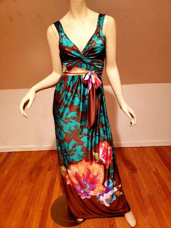 French Uzanel, Paris Floral silky maxi dress with sash: A Stunner French Sundress By Uzanel Paris, Fabrique en France in the 1970's Bust-32-36" Waist-26-31" Has a Stretch Very good vintage condition This vintage item is pre-owned and pre-loved. We disclose