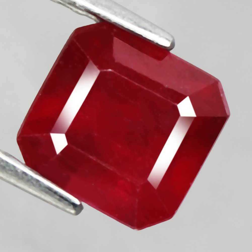 2,77 cts Natural Scissor cut Blood Red Ruby (1 of 3)