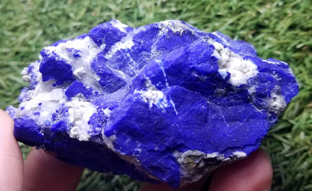190 Grams Deep Blu Natural Lazurite Specimen Golden: Title: 190 Grams Deep Blu Natural Lazurite Specimen Golden Pyrite Gemstones: Lazurite Carat Weights: 190 Grams Size/Dimensions: 82x50x36 MM Additional Information: Natural Reserve: $35.00 Shipping: D