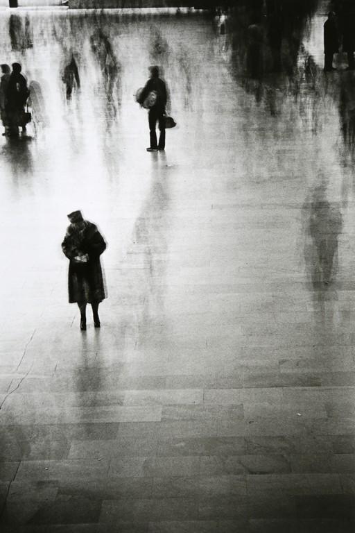 ERICH HARTMANN - Usa.New York City, 1976: Artist: Erich Hartmann Title: Usa.New York City, 1976 Date Printed: 2011 Medium: Photo-lithograph with Erich Hartmann / Magnum Photos copyright Printer Location: Printed in Italy Additional Info: 23 x