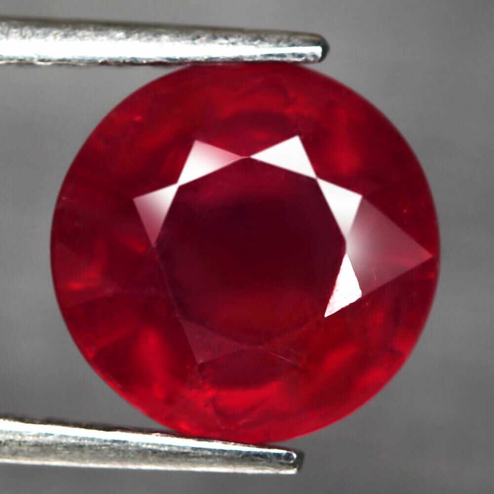 5,30 cts Natural Round Blood Red ruby (1 of 3)