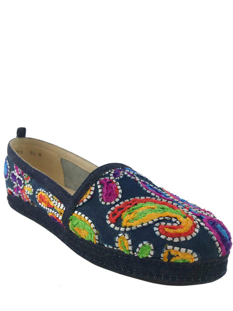 Stuart Weitzman Embroidered Denim Flats Size 9.5: Step out in style with this authentic pair of Stuart Weitzman Embroidered Denim Flats Size 9.5 featuring round toes, multicolored floral embroidery and dark blue denim heels. Condition: Excellent. Bra