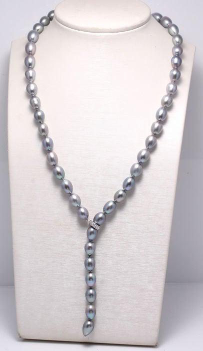 925 Silver - 9x10mm Grey Cultured Pearls - Necklace: This necklace counts 49 pearls and is unique for its beautiful grey and golden colour shades and bright shine. The necklace is individually hand knotted between each pearl for safety and completed wit