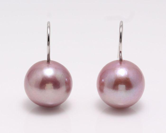 18 kt. White Gold - 12x13mm Beautiful Colour Cultured: These pearls are unique for it's magnificent colour shades of lavender and gold. The white gold enhances the cooler hues of the pearls and its sparkle ! Pearl information: - Type / Origin: Freshwater 