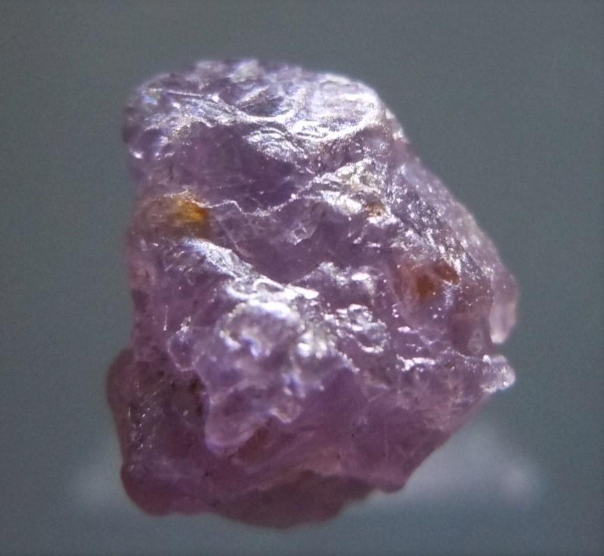 3.2 CT PURPLISH SPINEL - UNTREATED GEMSTONE: Title: 3.2 CT PURPLISH SPINEL - UNTREATED GEMSTONE Origin: Mogok Township, Mandalay Region, Myanmar Size: 0.9x0.7x0.65 cm / 0.65 gram Description: purplish-grey spinel with complex structures Reserve:
