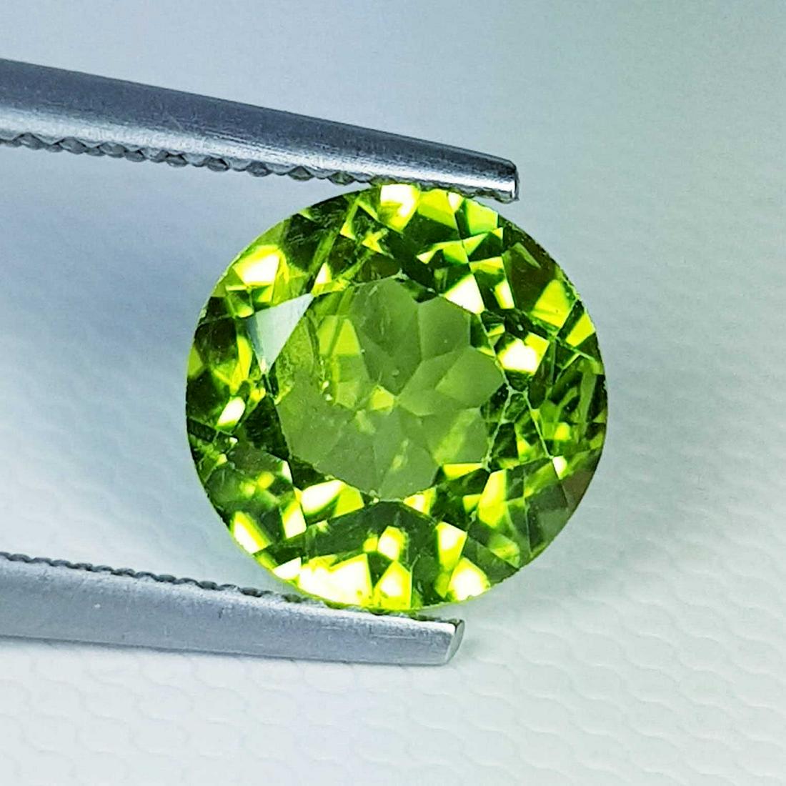 Natural Peridot Round Cut 2.85 ct: No Reserve! Title: Natural Peridot Round Cut 2.85 ct Color/Clarity: VVS Gemstones: Loosegemstone Carat Weights: 2.85 Size/Dimensions: 8.70 x 8.70 x 5.40 Additional Information: Round - Pakistan Shippi