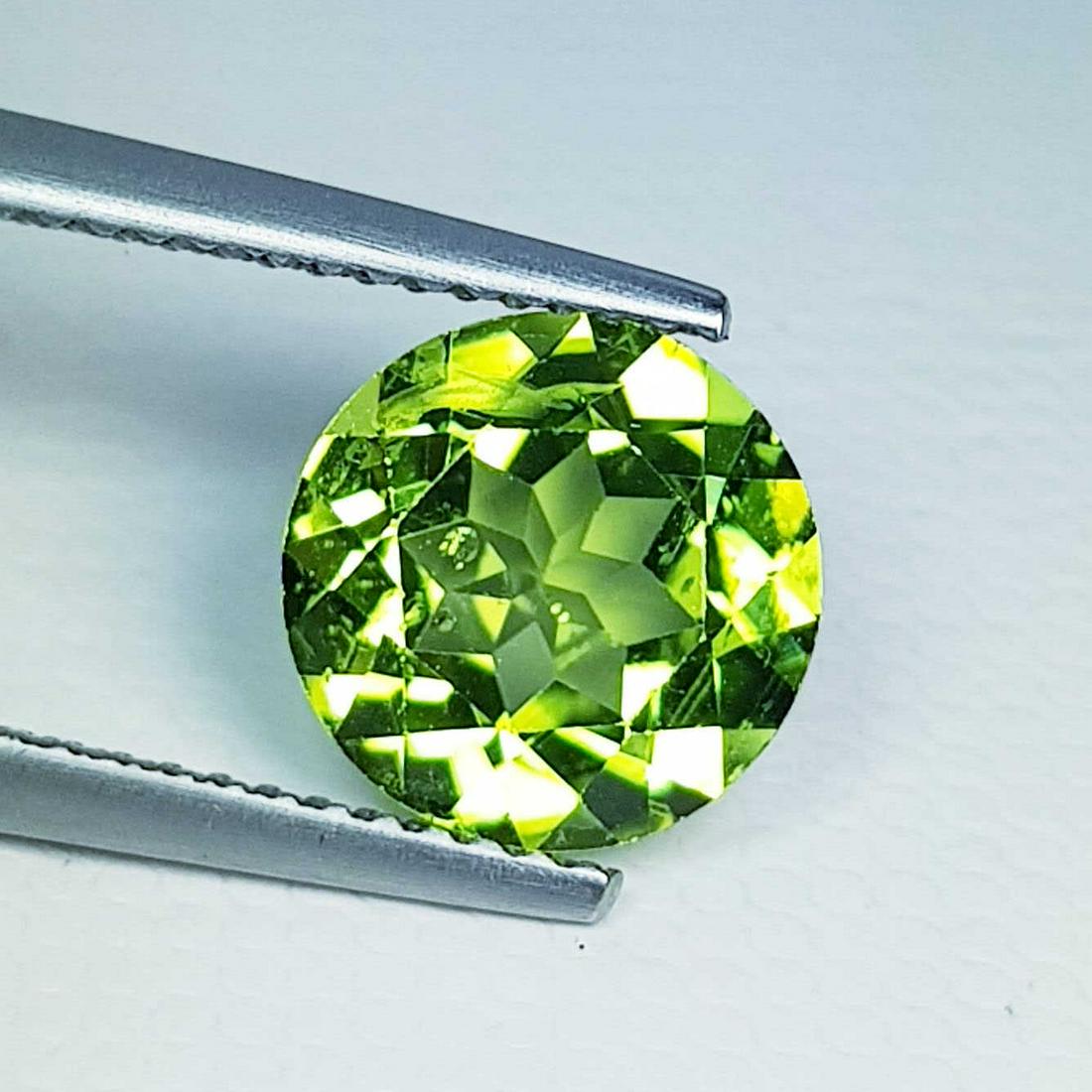 Natural Peridot Round Cut 2.75 ct: No Reserve! Title: Natural Peridot Round Cut 2.75 ct Color/Clarity: IF - VVS Gemstones: Loosegemstone Carat Weights: $3 Size/Dimensions: 9.00 x 9.00 x 5.50 Additional Information: Round - Pakistan Shi