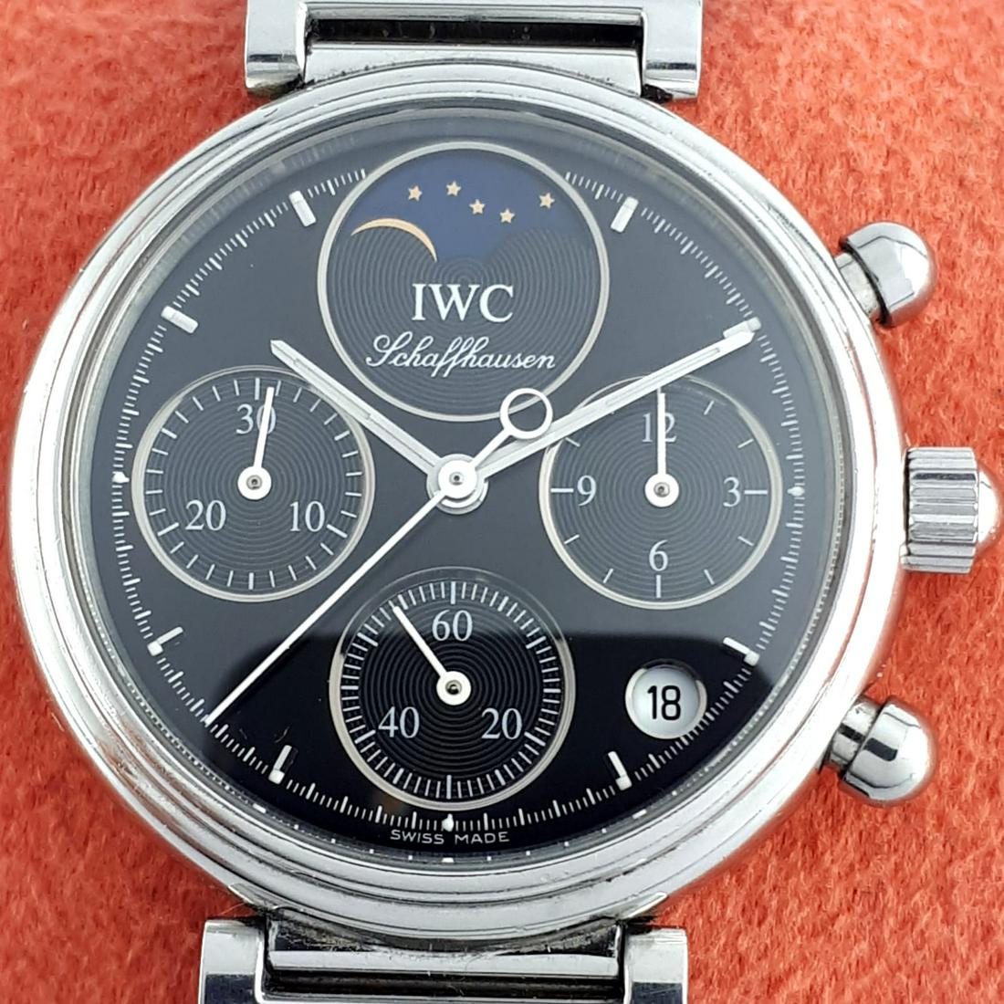 IWC - Schaffhausen Chronograph Date MoonPhase - Women -: Brand: IWC Model: Schaffhausen Chronograph Date MoonPhase Gender: Women Period: 2011-present Movement: Quartz Case material: Steel Type: Chronograph wristwatch Shipped Insured: Yes Condition: Worn & i