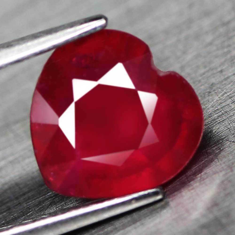 3,70 cts Natural Heart Blood Red Ruby (1 of 3)