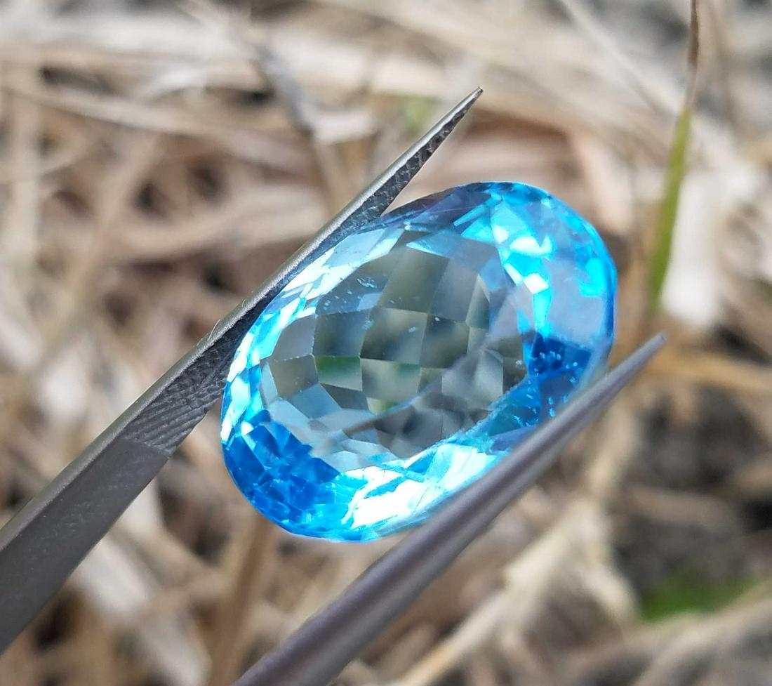 12.8 Carats Beautiful Swiss Blu Topaz Gemstone: Title: 12.8 Carats Beautiful Swiss Blu Topaz Gemstone Origin: Swiss Gemstones: Topaz Carat Weights: 12.8 Carats Size/Dimensions: 16x12x8 MM Natural Reserve: $50.00 Shipping: Domestic: Flat-rate of $12
