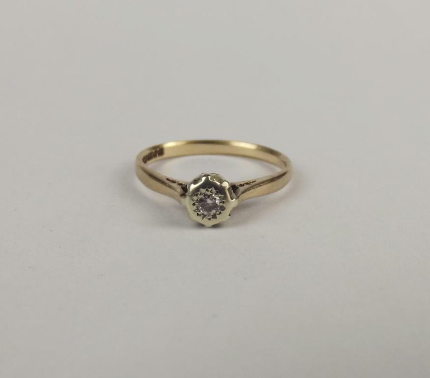 9ct Yellow Gold Diamond Solitaire Ring UK Size O US 7: ~ 9ct Yellow Gold Diamond Solitaire Ring UK Size O US 7 ~ A beautiful ring of 9ct gold set with a single round-cut diamond. The diamond is mounted in a raised, pierced setting to the front of the ring