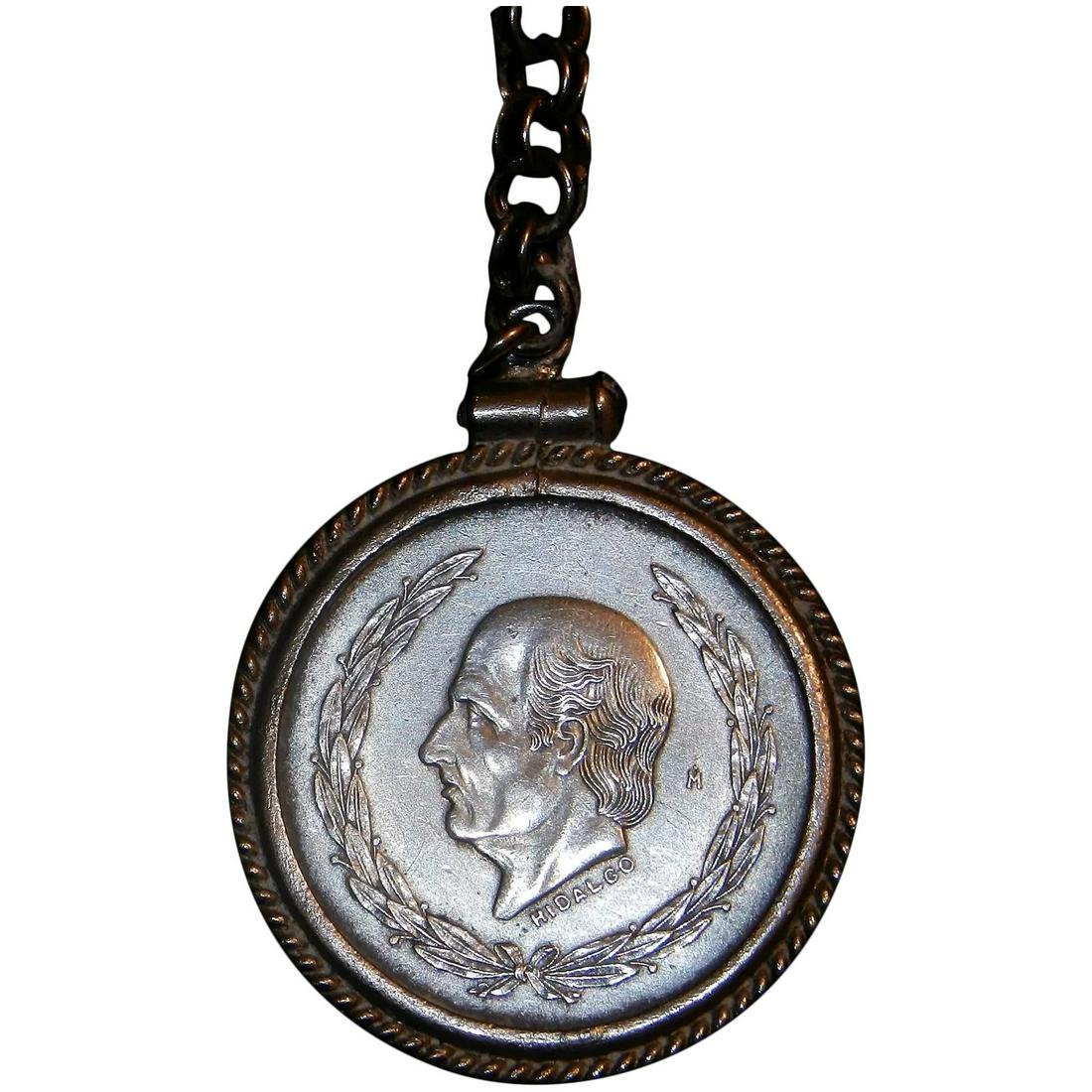 Vintage 1955 5 pesos Mexican Silver Coin & Keychain: This Vintage 1955 5 pesos Mexican Silver Coin & Keychain is in excellent condition. The key clasp is the screw together type so you keys never get lost by accidentally coming of the chain. The coin me