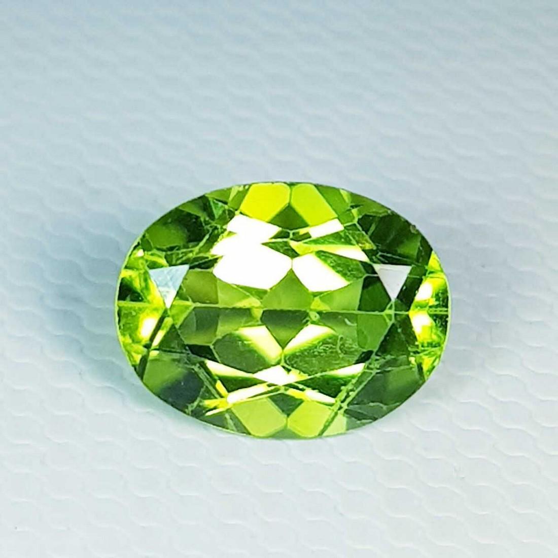 1.92 ct Natural Peridot Oval Cut: No Reserve! Title: 1.92 ct Natural Peridot Oval Cut Color/Clarity: VVS Gemstones: Loosegemstone Carat Weights: $2 Size/Dimensions: 8.90 x 6.90 x 4.40 Additional Information: Oval - Pakistan Shipping: