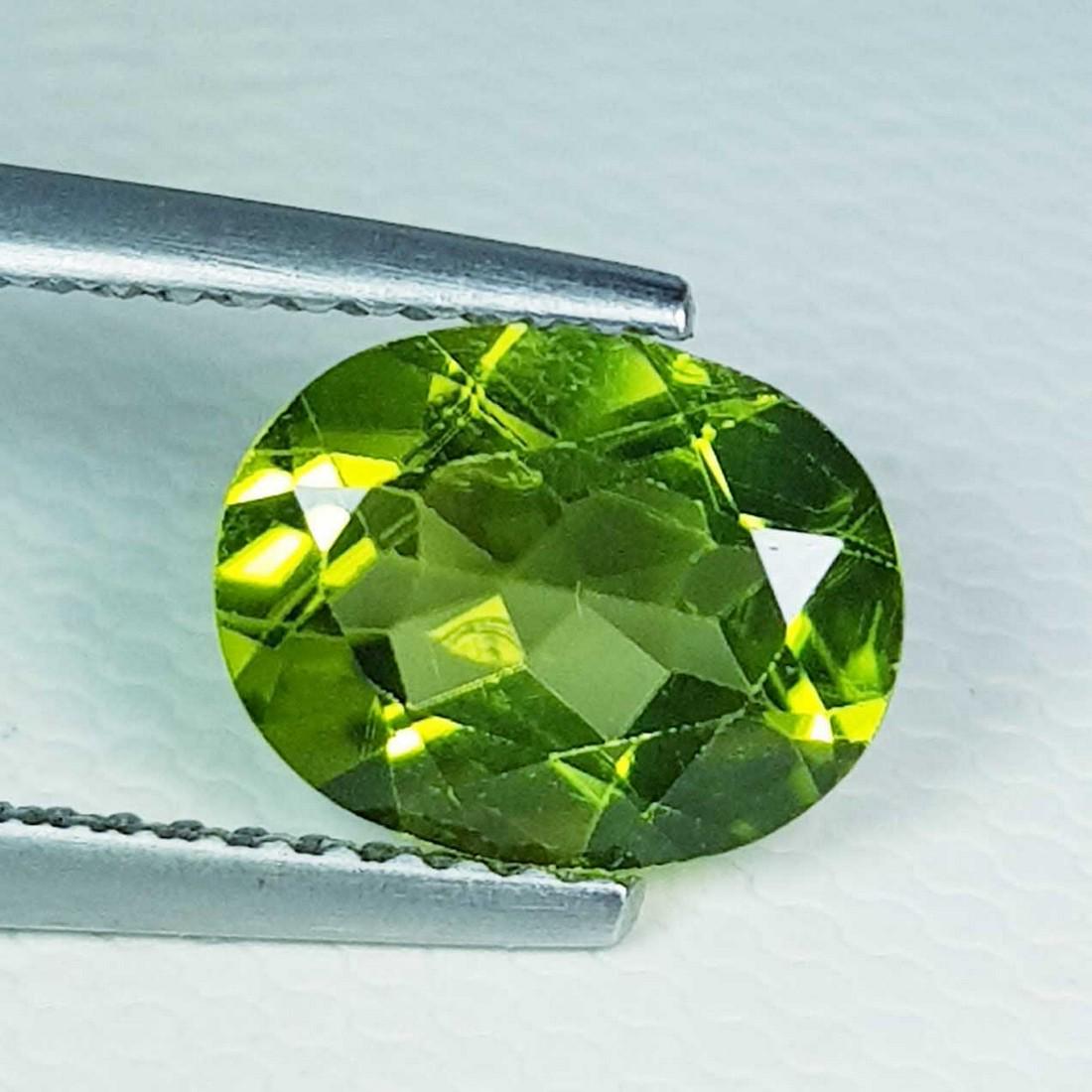 1.84 ct Natural Peridot Oval Cut: No Reserve! Title: 1.84 ct Natural Peridot Oval Cut Color/Clarity: VVS Gemstones: Loosegemstone Carat Weights: $2 Size/Dimensions: 9.10 x 7.30 x 4.00 Additional Information: Oval - Pakistan Shipping: