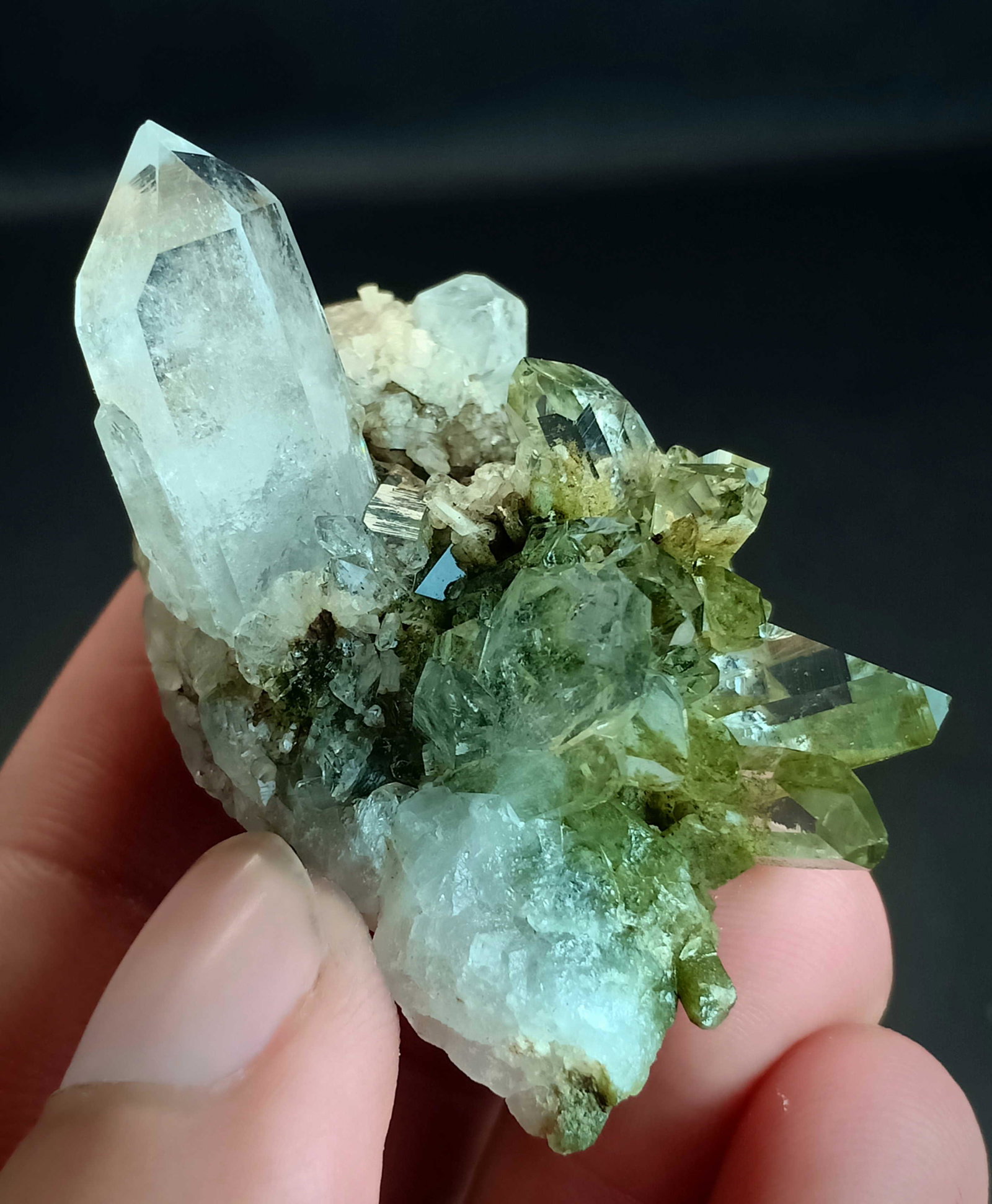 39 Gram Amazing Natural Chlorine Quartz Specimen: No Reserve! Title: 39 Gram Amazing Natural Chlorine Quartz Specimen Treatment: Natural Gemstones: Chlorine Quartz Weight: 39 Gram Size/Dimensions: 54x30x24 mm Origin: Pakistan Shipping: Domestic: Fla
