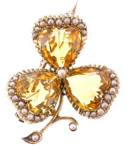 14k Yellow Gold Citrine Pearl Clover Brooch: NS G00 Vintage 14k yellow gold citrine clover brooch features natural pearl Measurements: Length is 1 inch, a widest part is 1 1/8 inches Weight is 8.7 grams In excellent condition; wear