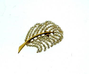 RETRO VINTAGE C.1940 14K YELLOW GOLD SEED PEARL LEAF: N-JUO 14K YELLOW GOLD SEED PEARLS PIN/BROOCH VINTAGE C.1940 WEIGHT - 3.2 G MEASURES - 1 9/16'' X 15/16'' Reserve: $168.00 Shipping:Domestic: Free shipping to anywhere within the contiguous