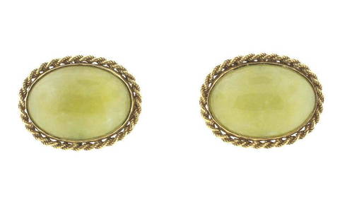 C.1950 VINTAGE 14K YELLOW GOLD JADE CUFFLINKS LARGE: N-TOO 14K YELLOW GOLD JADE CUFFLINKS STAMPED MAKES A PERFECT GIFT FOR STYLISH MEN WHO APPRECIATE LUXURY THINGS IN LIFE! WEIGHT – 21.2 G MEASURES: 1 3/16'' X 7/8'' Reserve: $630.00 