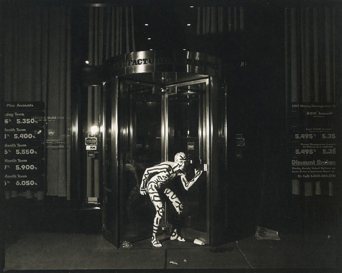 ANNIE LEIBOVITZ - Keith Haring in Doorway, NYC, 1986 (1 of 1)