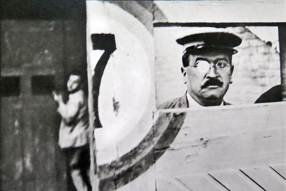 HENRI CARTIER BRESSON - Valencia, Spain 1933: Artist: Henri Cartier Bresson Title: Valencia, Spain 1933 Date Printed: 1979 Medium: Heliogravure Printer Location: Milan, Italy Size: 27x 18 cm - 10.6x 7 inch Mount Size: 30x40 cm - 15.7x11.8 Inches 