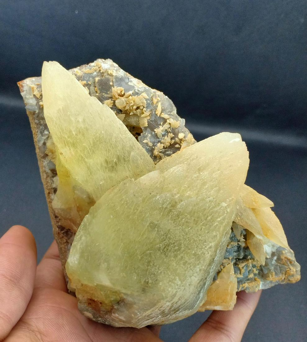 617 Gram Top Quality Natural Calcite On Fluorite: Title: 617 Gram Top Quality Natural Calcite On Fluorite Specimen Treatment: Natural Gemstone: Calcite On Fluorite Weight: 617 Gram Size/Dimensions: 121x100x52 mm Origin: Pakistan Reserve: $50.00 Shipp