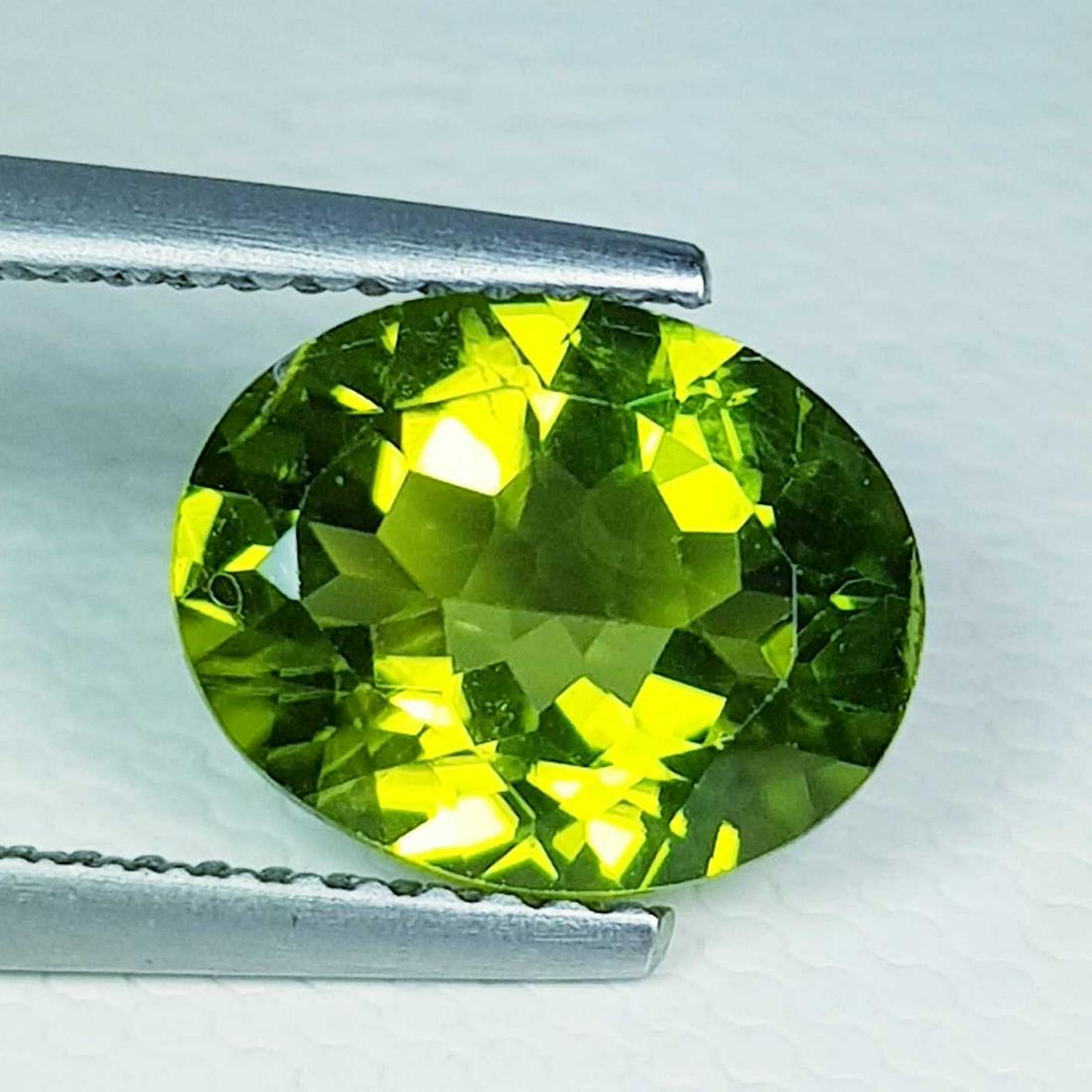 2.60 ct Natural Peridot Oval Cut: No Reserve! Title: 2.60 ct Natural Peridot Oval Cut Color/Clarity: VVS Loosegemstone Carat Weights: 2.6 Size/Dimensions: 10.10 x 8.00 x 4.60 Oval - Pakistan Shipping: Worldwide: Flat-rate of $10.00 to
