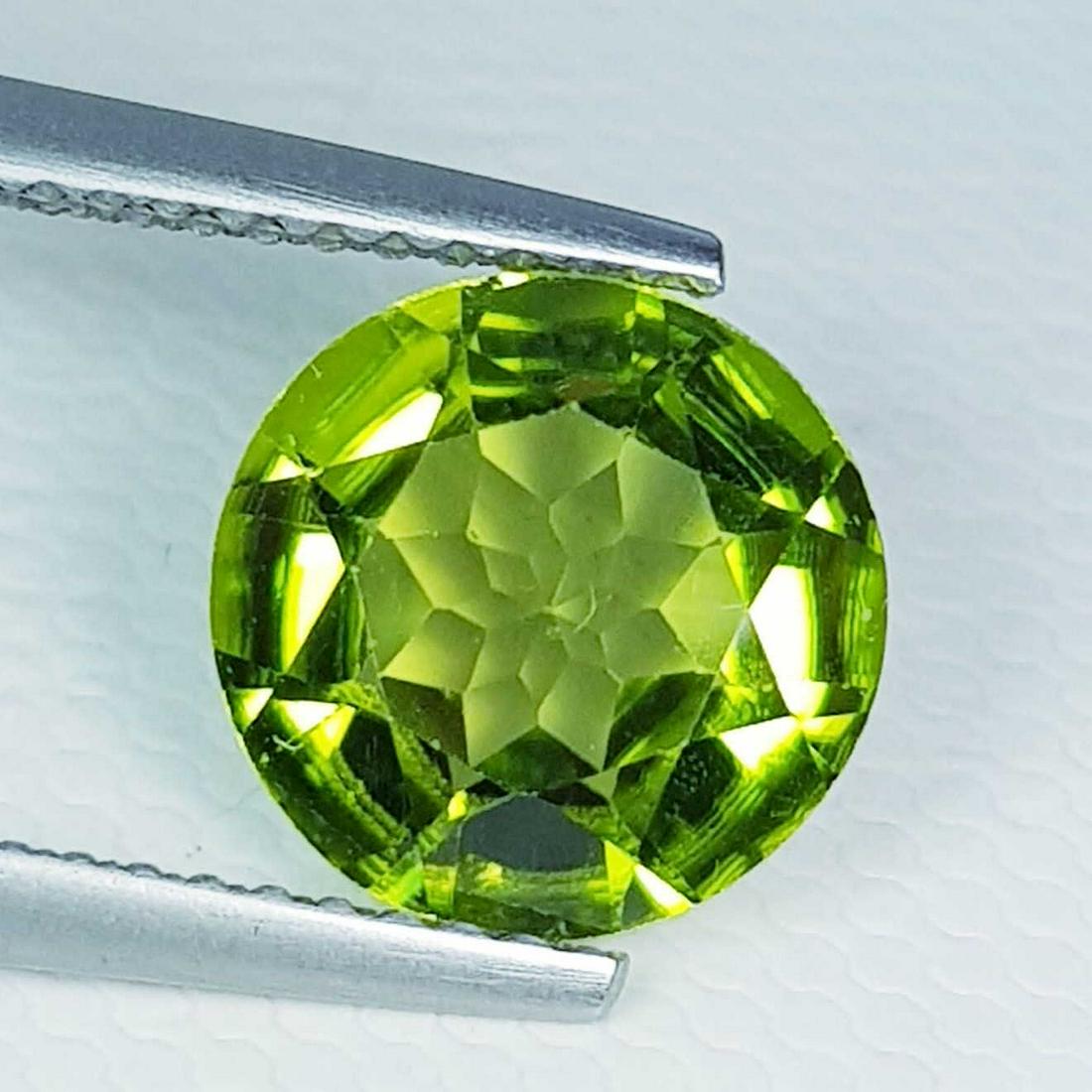 2.46 ct Natural Peridot Round Cut: No Reserve! Title: 2.46 ct Natural Peridot Round Cut Color/Clarity: VVS Loosegemstone Carat Weights: 2.46 Size/Dimensions: 9.00 x 9.00 x 4.30 Round - Pakistan Shipping: Worldwide: Flat-rate of $10.00 