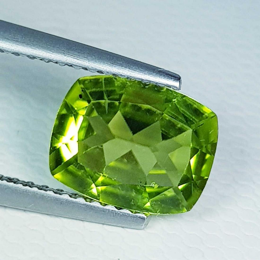 1.86 ct Natural Peridot Cushion Cut: No Reserve! Title: 1.86 ct Natural Peridot Cushion Cut Color/Clarity: VVS Loosegemstone Carat Weights: 1.86 Size/Dimensions: 9.00 x 7.00 x 3.80 Cushion - Pakistan Shipping: Worldwide: Flat-rate of $10
