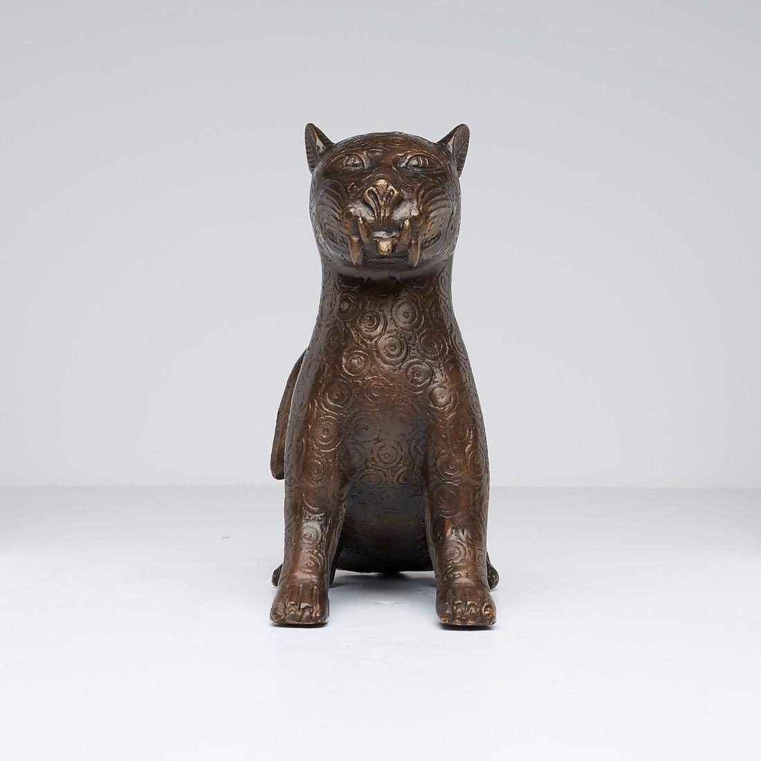 African bronze - Sitting Benin Leopard Sculpture: Title: African bronze - Sitting Benin Leopard Sculpture Maker: Unknown Origin: Edo - Kingdom of Benin - Nigeria Date/Period: 2013 Materials: Bronze Dimensions: Height: 23 cm / 9 inches, Length: 29cm /