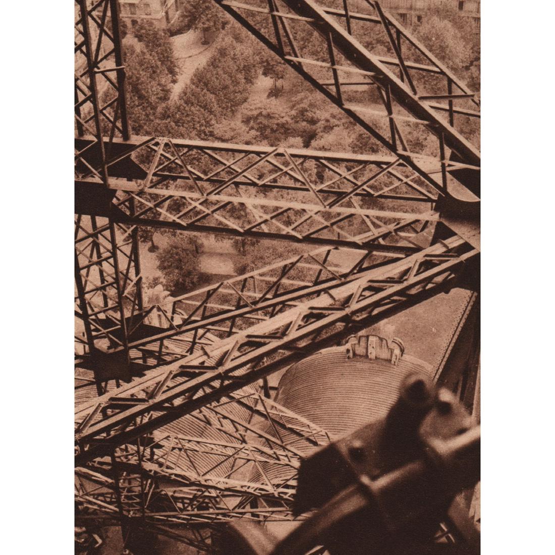 GERMAINE KRULL - Eiffel Tower (1 of 1)