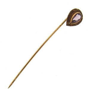 C1900 VICTORIAN ANTIQUE 10K YELLOW GOLD AMETHYST STICK: N-JUT C. 1900 VICTORIAN 10K YELLOW GOLD AMETHYST STICK PIN Measures 2'' TOP PART MEASURES 7/16'' X 3/8'' Weight - 0.9 g Reserve: $157.50 Shipping:Domestic: Free shipping to anywhere within the