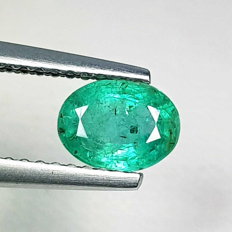 Natural Emerald Oval Cut 0.90 ct (1 of 6)