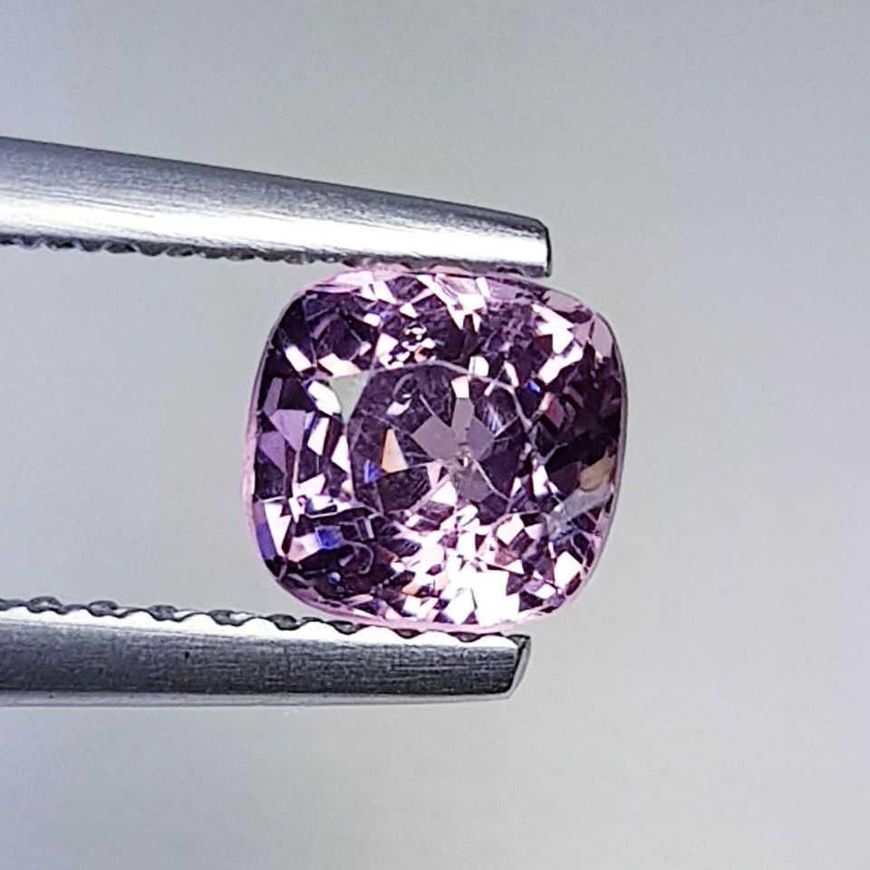 Natural Spinel Cushion Cut 0.91 ct: No Reserve! Title: Natural Spinel Cushion Cut 0.91 ct Color/Clarity: VS Loosegemstone Carat Weights: $1 Size/Dimensions: 5.50 x 5.30 x 4.00 Additional Information: Cushion - Burma Shipping: Worldwide: