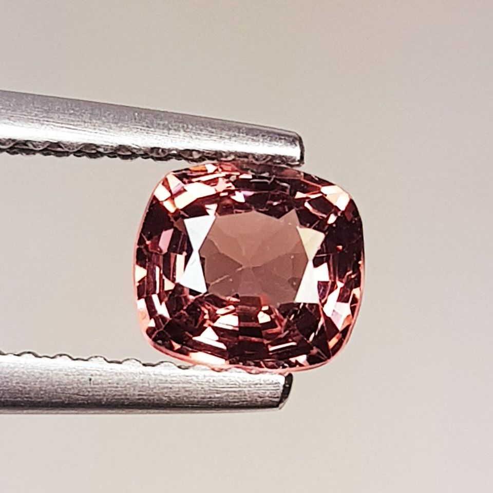 Natural Spinel Cushion Cut 0.79 ct: No Reserve! Title: Natural Spinel Cushion Cut 0.79 ct Color/Clarity: VS Loosegemstone Carat Weights: $1 Size/Dimensions: 8.80 x 5.40 x 3.20 Additional Information: Cushion - Burma Shipping: Worldwide: